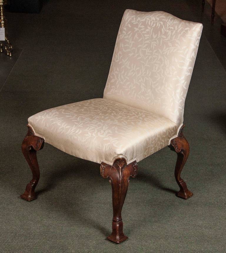 Set of Eight George II Walnut Dining Chairs In Excellent Condition For Sale In Stamford, CT