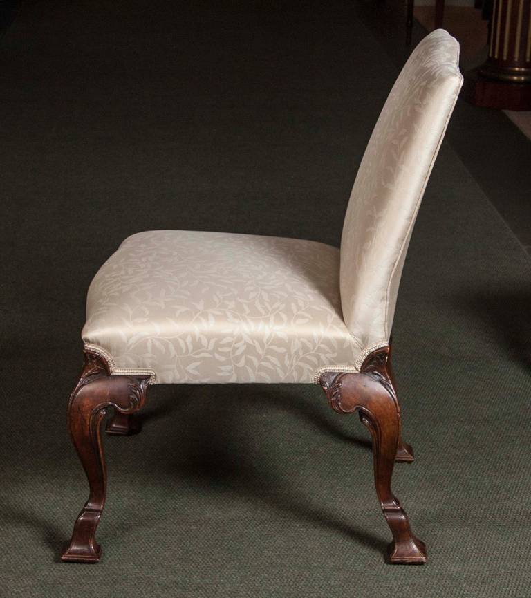 Satz von acht Esszimmerstühlen aus Nussbaum George II (18. Jahrhundert und früher) im Angebot