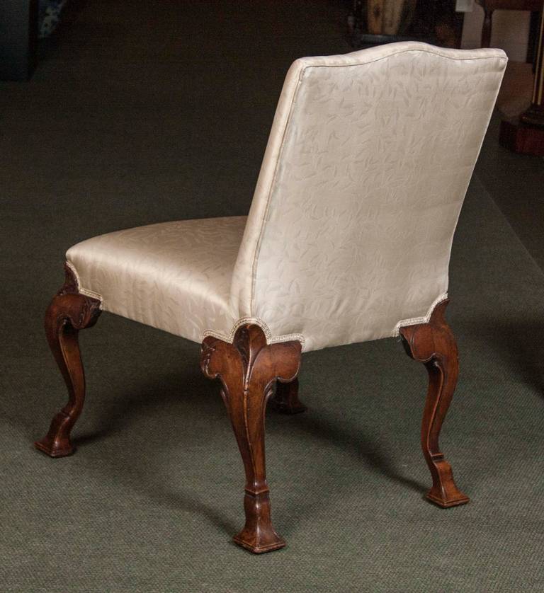 Noyer Ensemble de huit chaises de salle à manger en noyer George II en vente