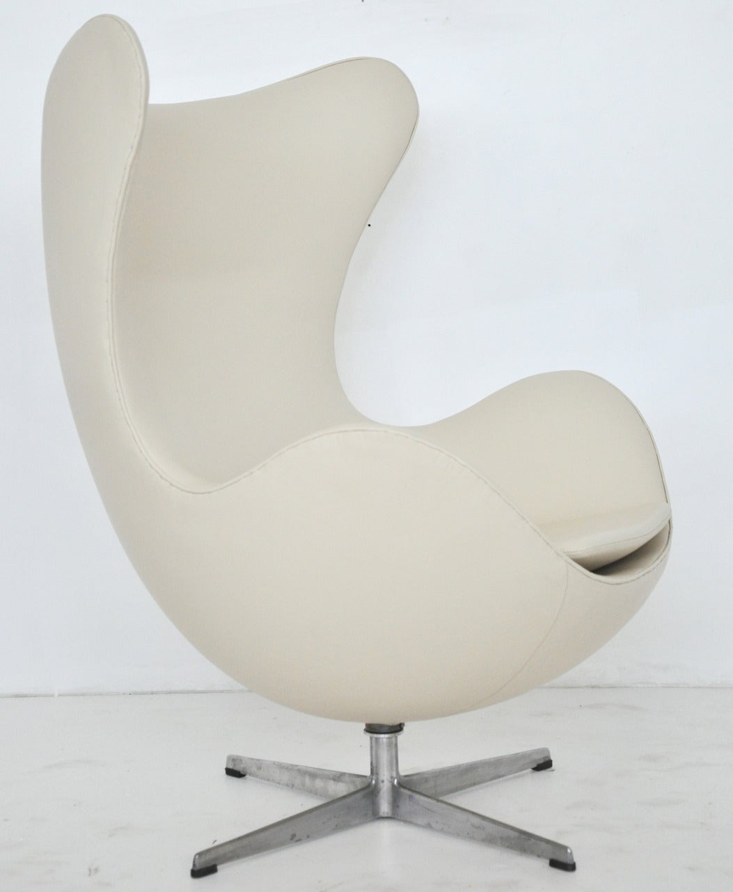 Arne Jacobsen designed egg chair for Fritz Hansen, Denmark, circa 1960s. Newly upholstered in cream leather upholstery.