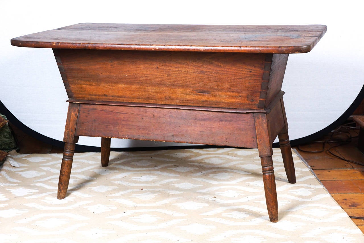 Nice American 19th century pine dough or trough table. Removable top on a basin with dovetails raised on four carved legs. Original condition.