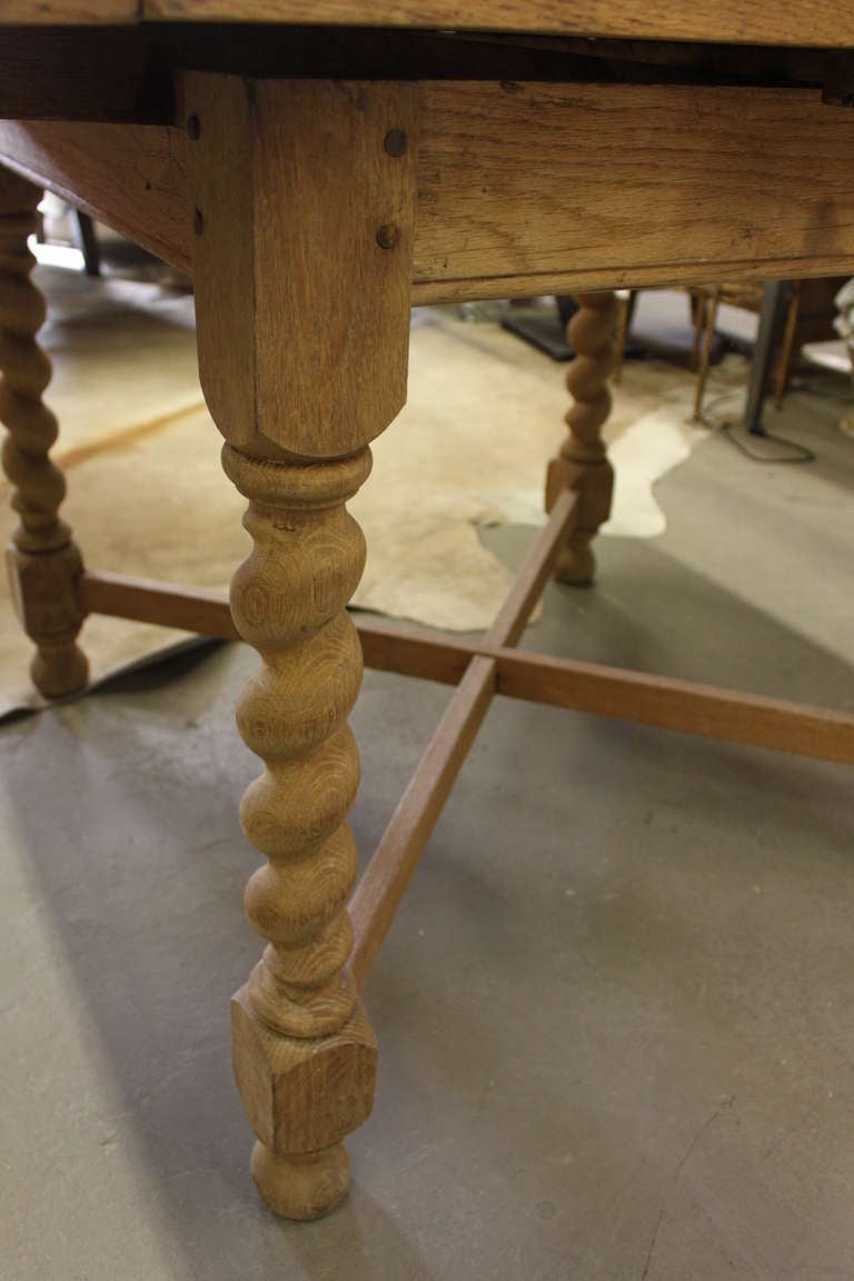 English Oak Refractory Table with Barley Twist Legs Late 19th Century-Early 20th Century In Excellent Condition For Sale In Charlotte, NC