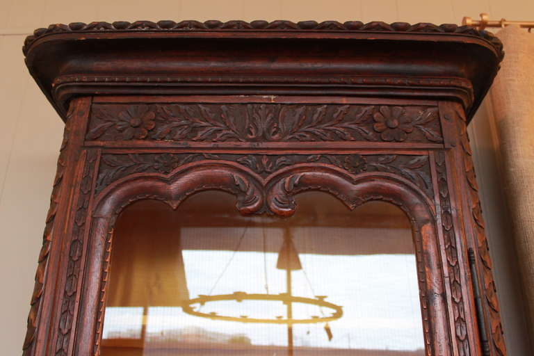 18th Century French Oak Bonnetiere from Brittany Region In Excellent Condition For Sale In Charlotte, NC