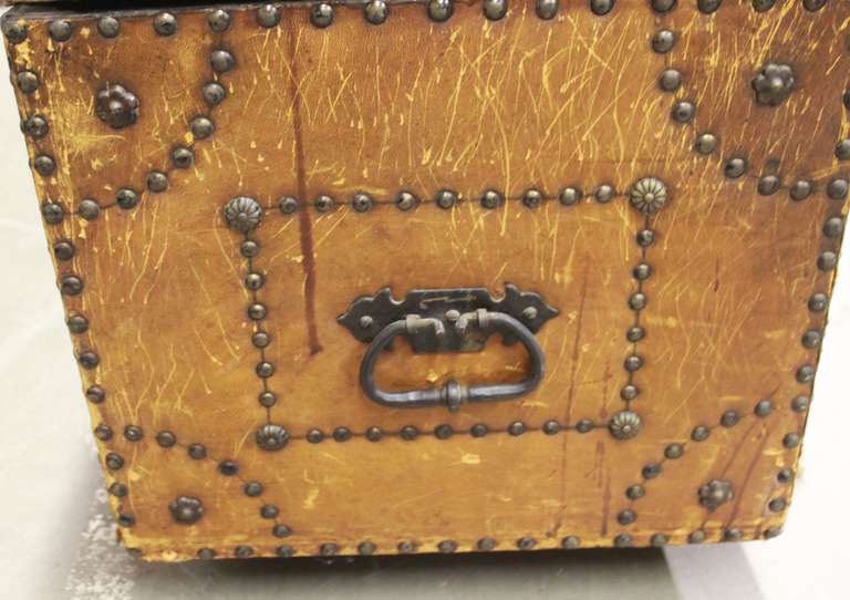 Early 20th Century Spanish Leather Trunk For Sale 5