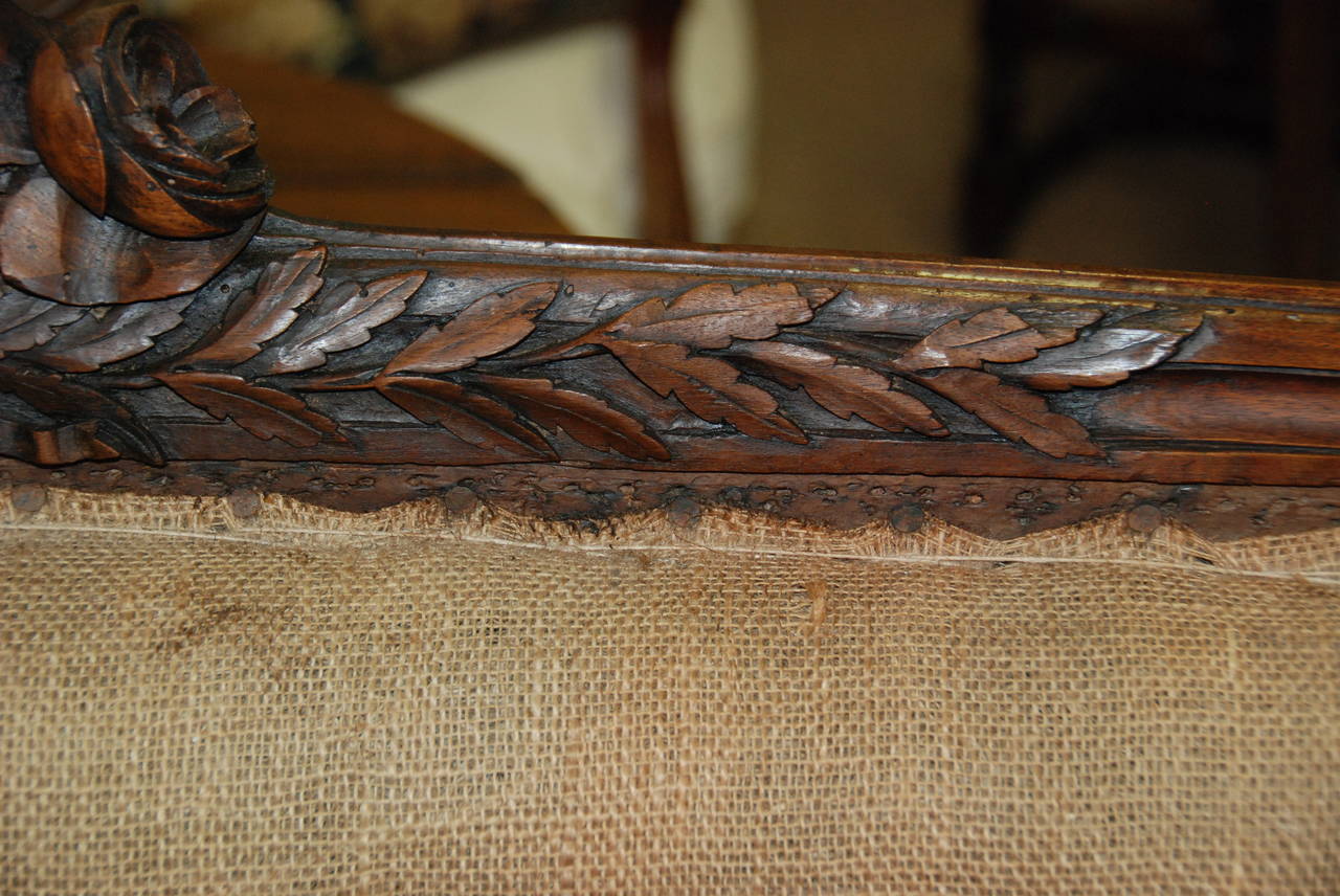 18th Century French Louis XV Walnut Canapé For Sale 2
