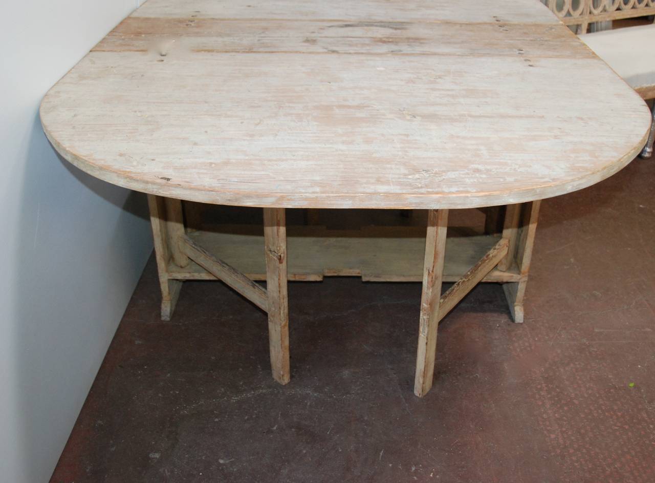 Early 19th Century Swedish Oval Drop-Leaf Table In Excellent Condition In Encinitas, CA
