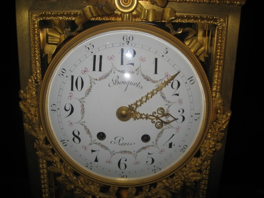 Antike französische Louis-XVI-Doré-Bronze-Uhr mit Lapislazuli-Sockel (Louis XVI.) im Angebot