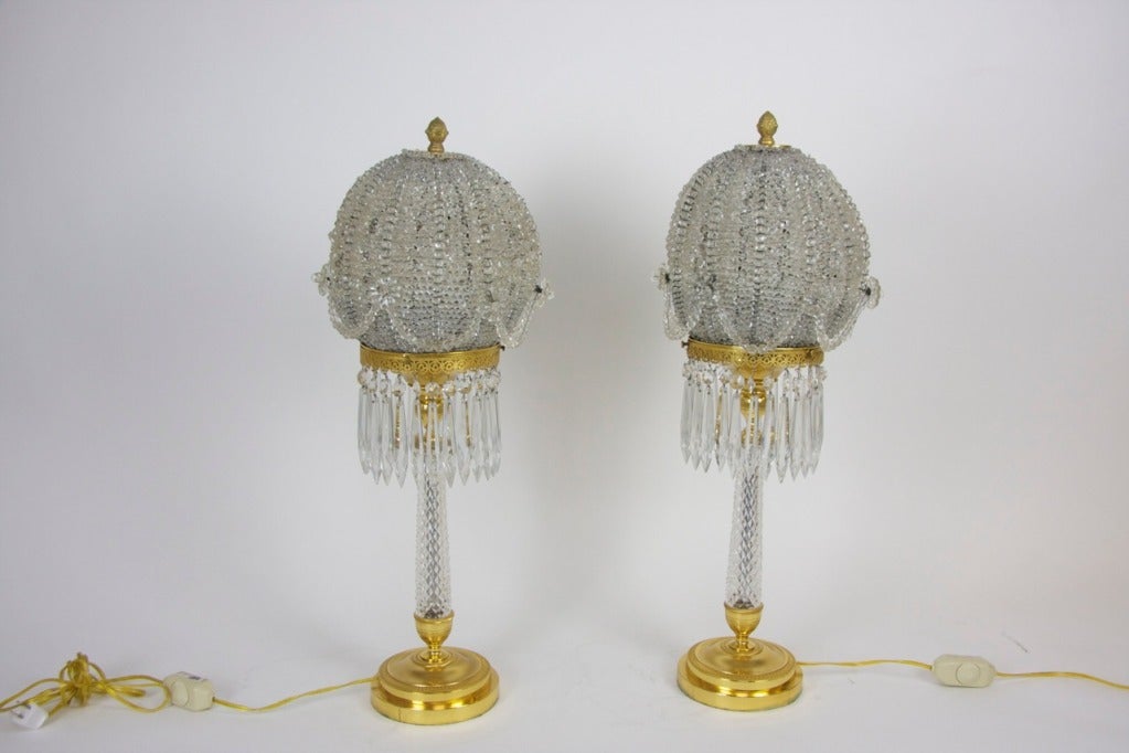Pareja de lámparas de sobremesa de cristal y bronce dorado al mercurio con pantallas en forma de globo 