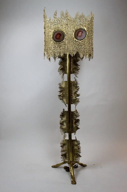 Un lampadaire unique en bronze doré et agate, signé et daté par l'artiste, 68 pouces de haut, 18 pouces de large, carré.