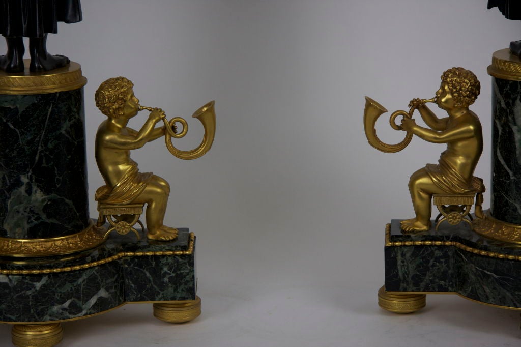 Ungewöhnliches Paar figuraler russischer Empire-Kandelaber aus Bronze im Angebot 2