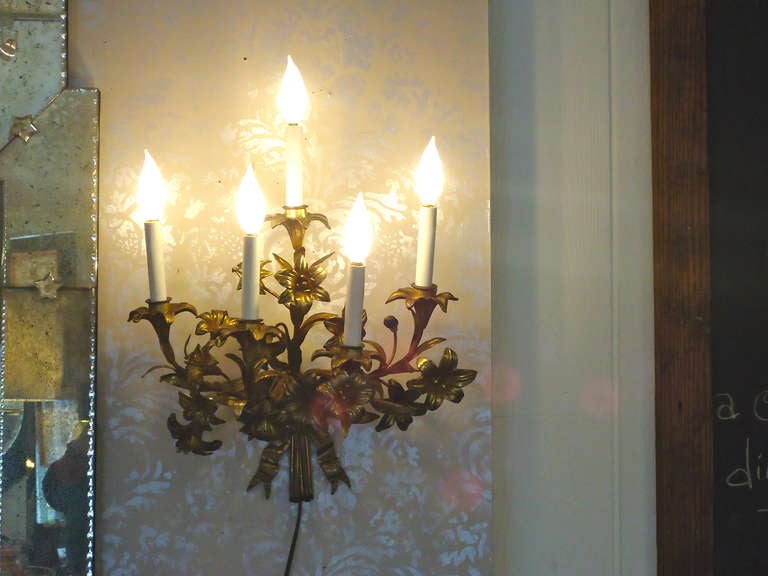 Joli et assez grand, motiffe floral avec des nœuds en bas. 5 ampoules jusqu'à 60 watt chacune.