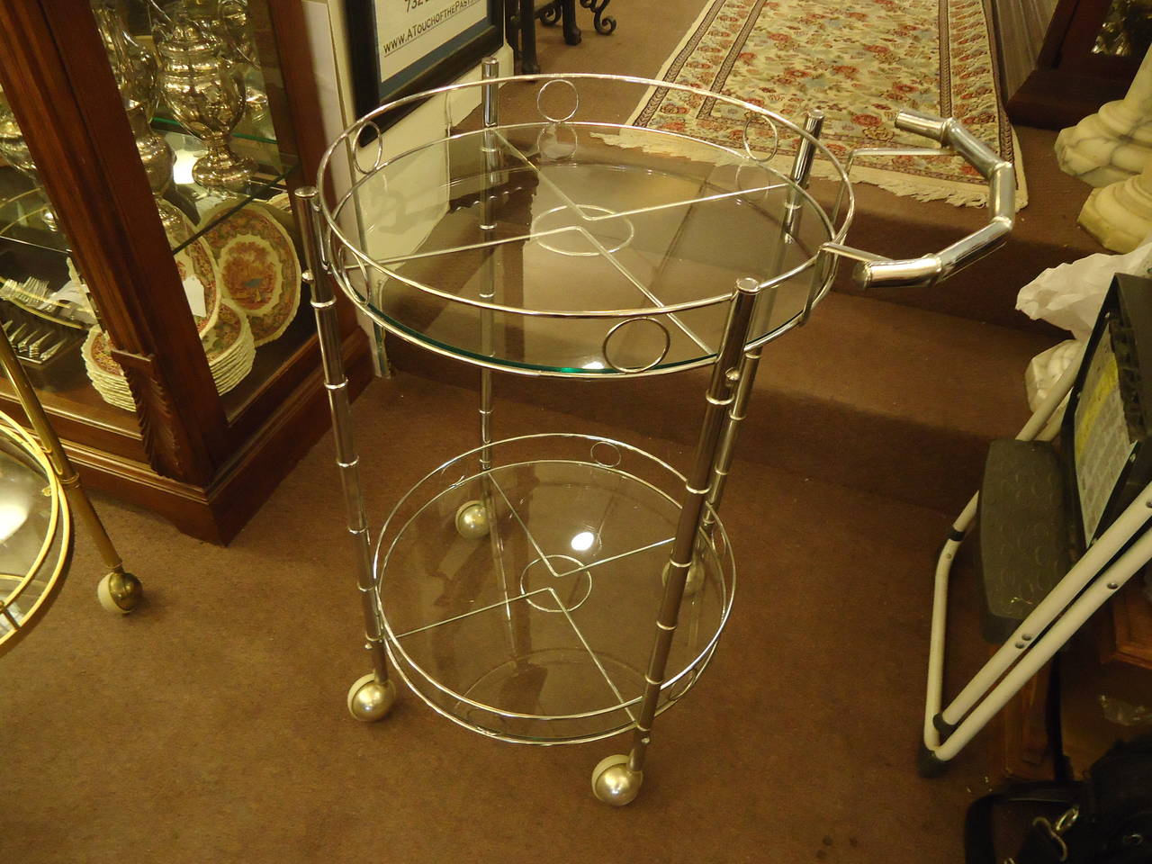 Schnazzy Little Round Chrome Bar Cart In Excellent Condition In Hopewell, NJ