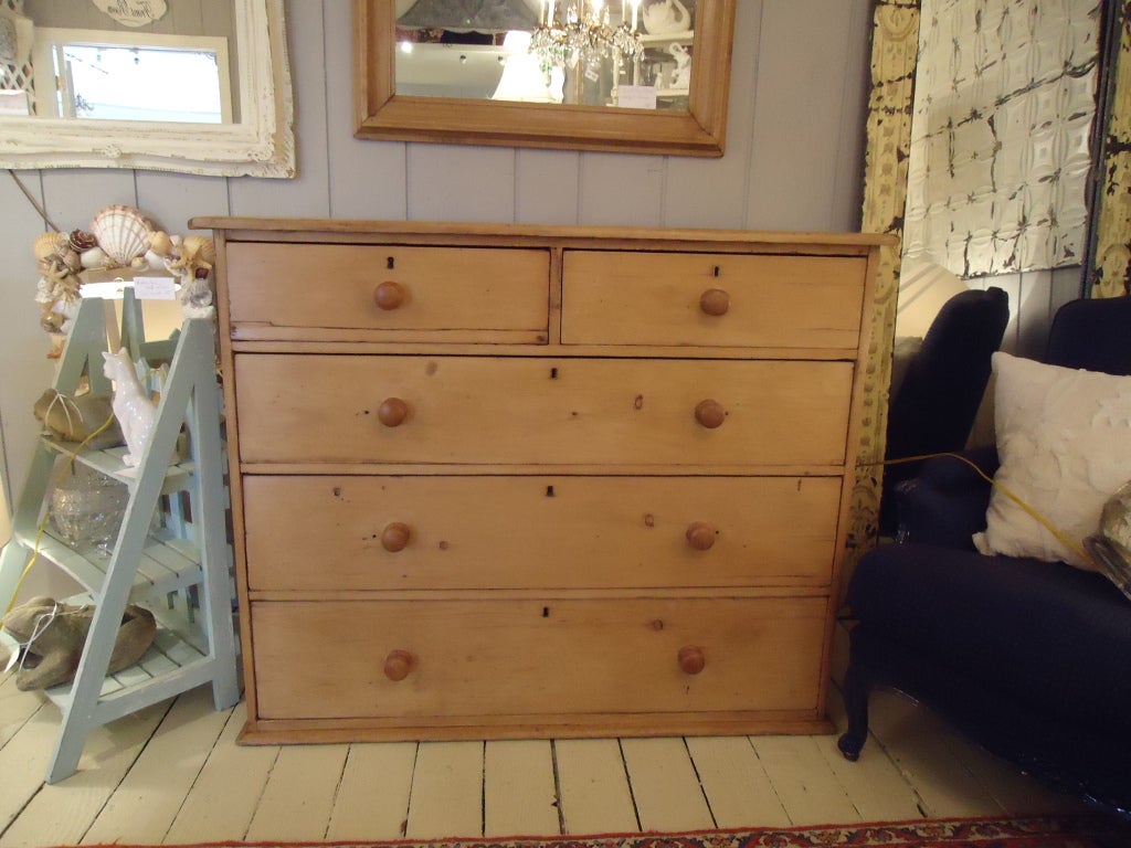 Simple and pure, beautiful utilitarian country dresser with 3 large drawers, two small drawers at the top, circa 1840