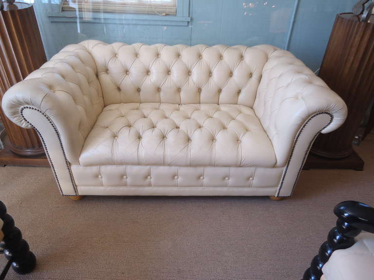 Wonderful tufted classic Chesterfield style in a compact size. Creamy beige leather with nailhead details.
Interior measurements 37 W 21 D.