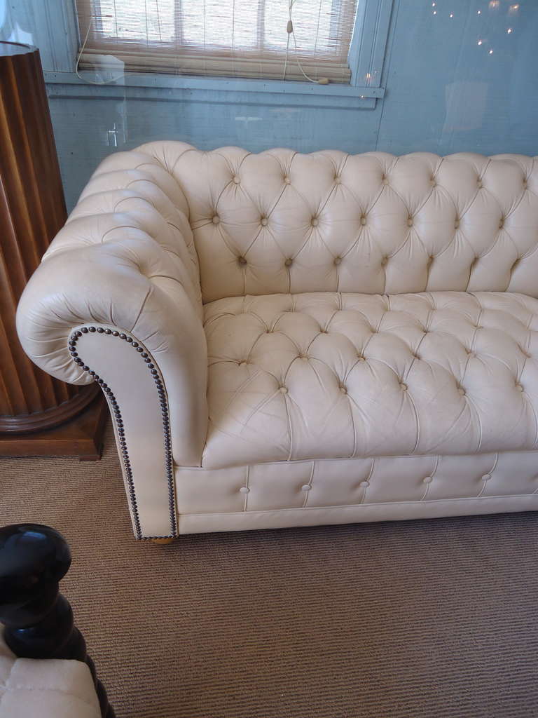 Beige Leather Chesterfield Loveseat In Good Condition In Hopewell, NJ
