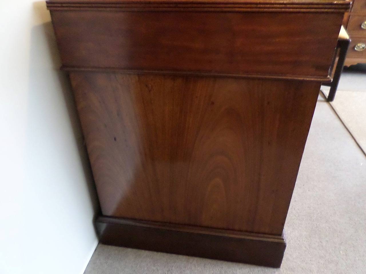 Classic English Regency Mahogany Pedestal Desk In Excellent Condition In Hopewell, NJ