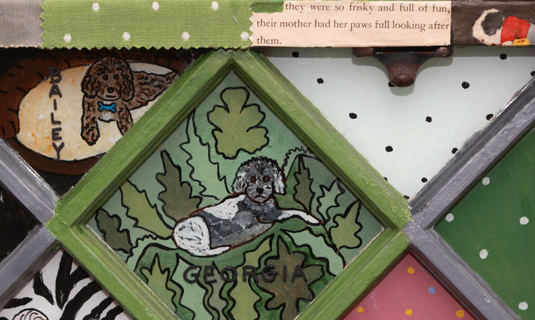 Pintura y collage de perros en una ventana vintage Estadounidense en venta