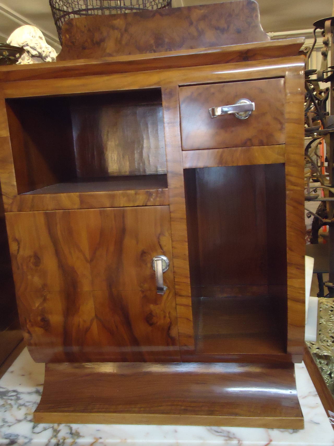 Fabulous art deco walnut night stands with original hardware.
Measure: 25.5 H to top surface.
31 H to back splash.