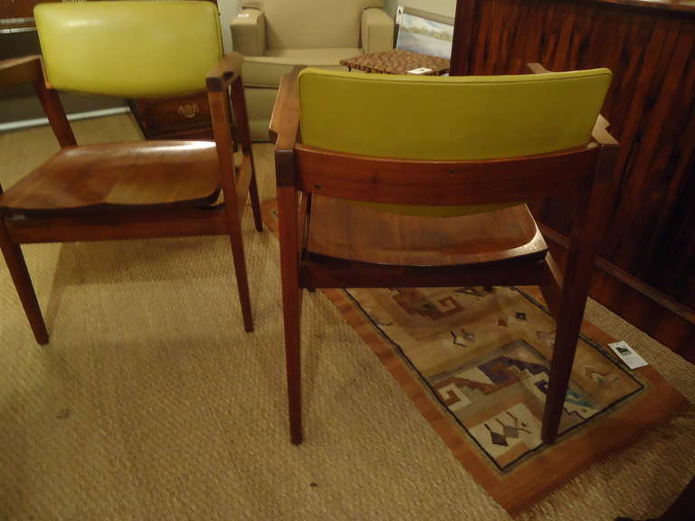 Pair of Mid-Century Modern Gunlocke Mahogany Armchairs 1