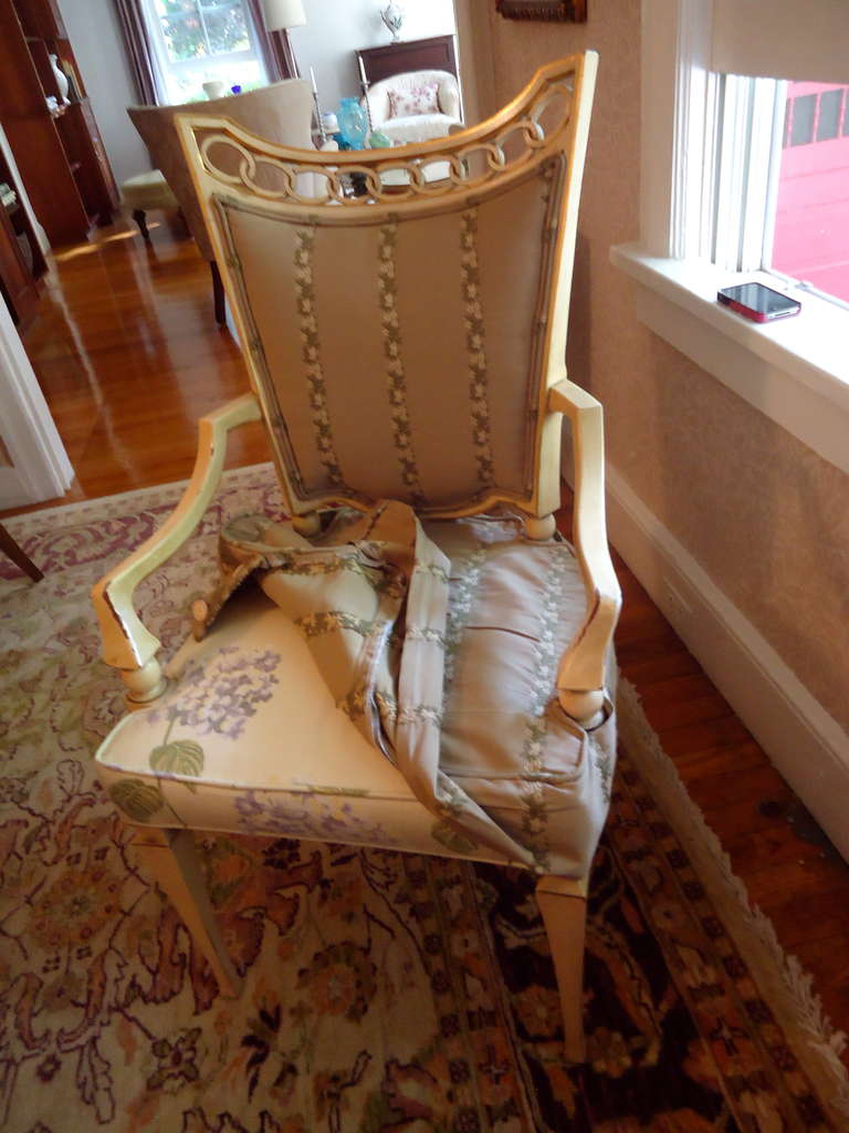 Delightful Oval Mahogany and Painted Dining Table and 6 Chairs 4