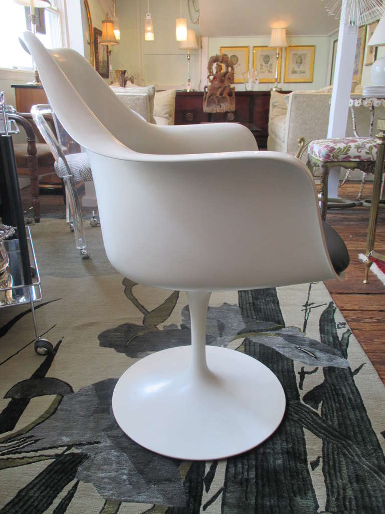 Early Version Saarinen Tulip Chair for Knoll In Excellent Condition In Hopewell, NJ