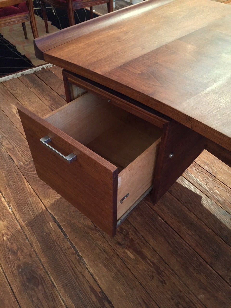 Mid Century Modern Walnut Desk In Excellent Condition In Hopewell, NJ