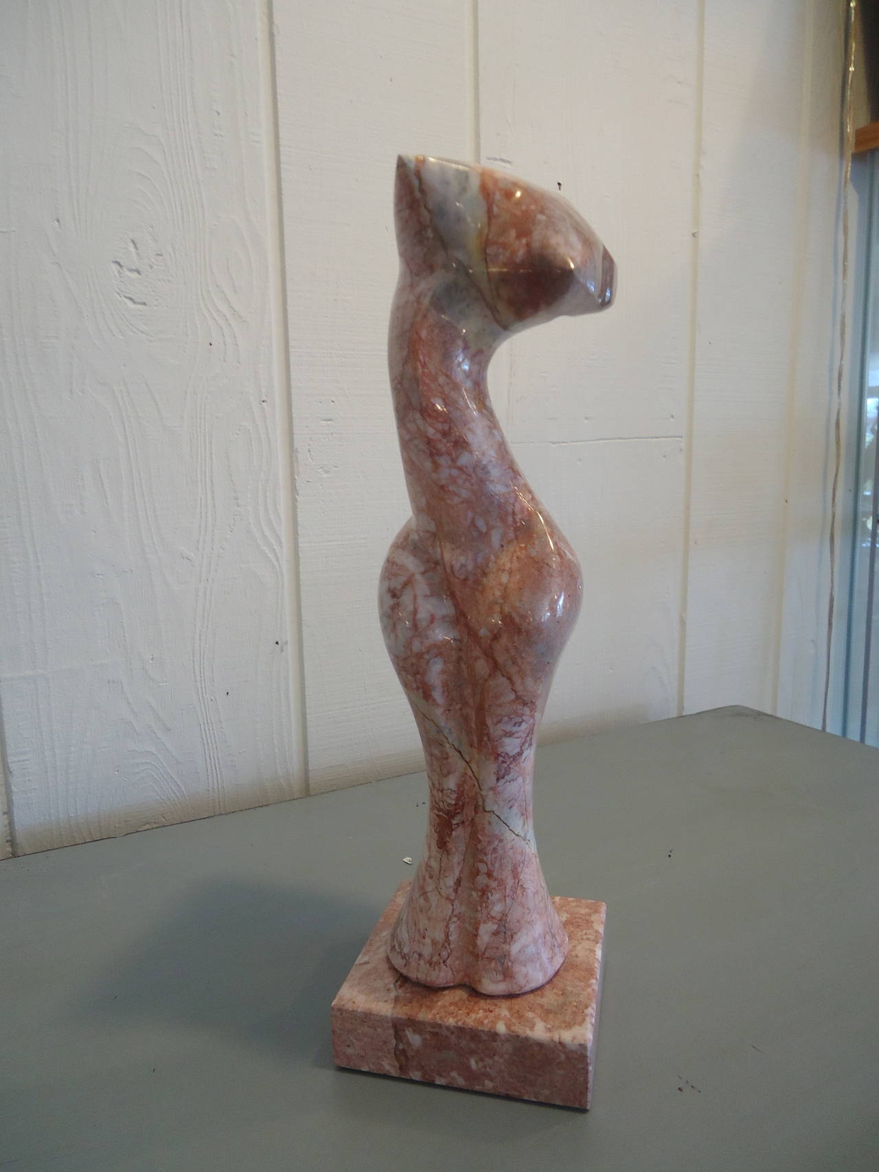Mid-Century Modern Sculpture abstraite inhabituelle en marbre rouge représentant une figure féminine nue en vente