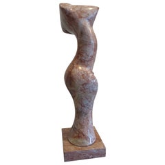 Sculpture abstraite inhabituelle en marbre rouge représentant une figure féminine nue
