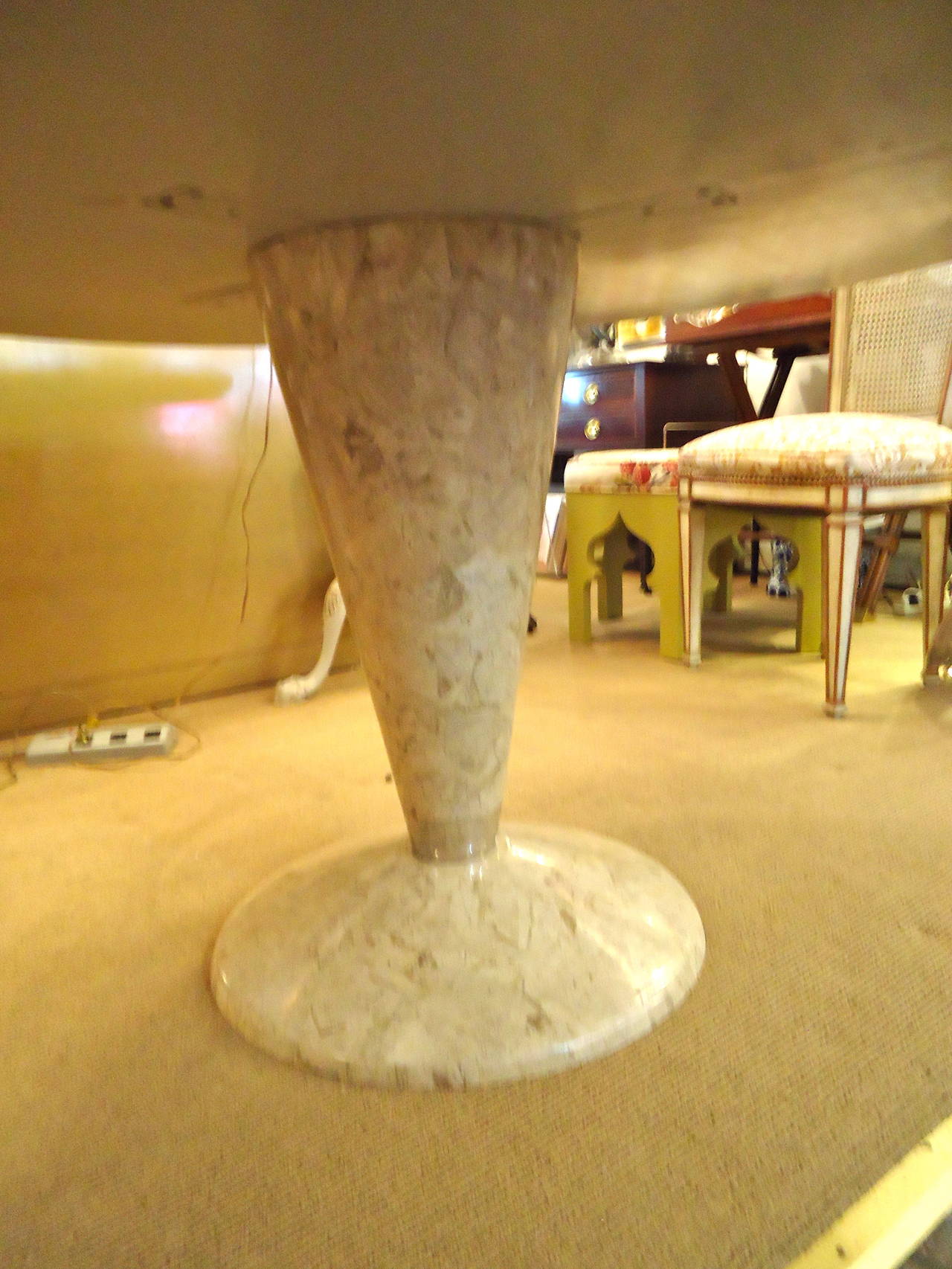 Elegant Cream Tessellated Stone Round Dining Table In Excellent Condition In Hopewell, NJ