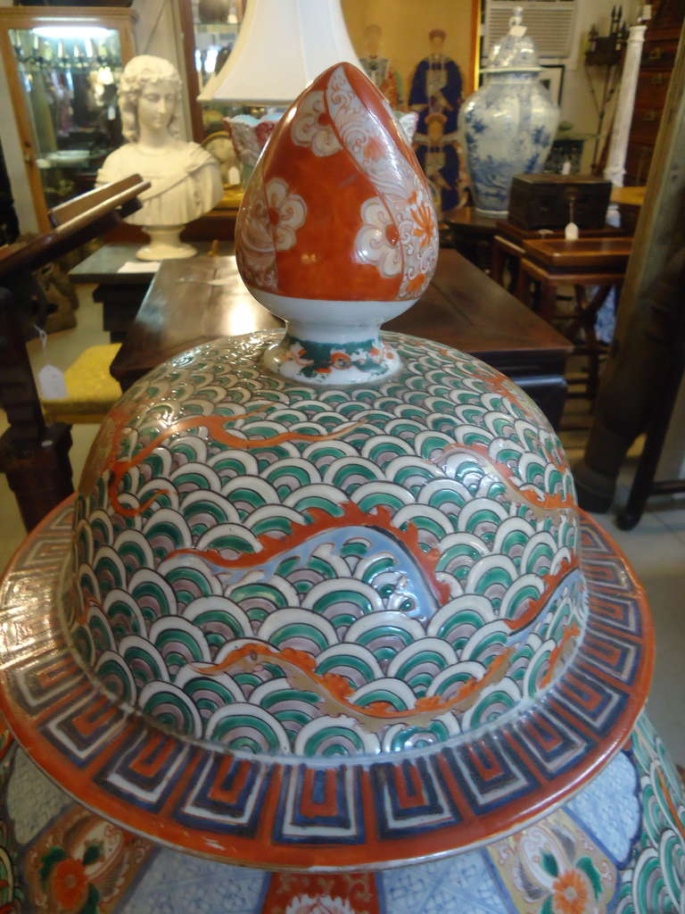 Antique Japanese Imari Temple Jar In Excellent Condition In Hopewell, NJ