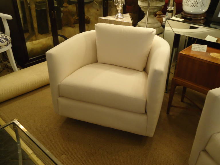 Tailored and sophisticated, upholstered in white duck, U-shaped club chairs in the manner of Edward Wormley. They look great with or without the back cushion.
And they swivel! Seat is 23