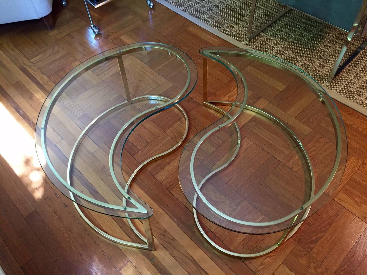 Chic Ying Yang Motiffe Brass and Glass Coffee Cocktail Table In Excellent Condition In Hopewell, NJ