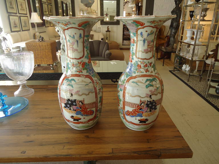 Schöne große japanische Vasen, Juwel getönten Farben, eine passende Hand gemalt Paar.  Signiert auf der Unterseite.
Der obere Durchmesser der Öffnung beträgt 10,5
Umfang um die Mitte der Vase ist 30
