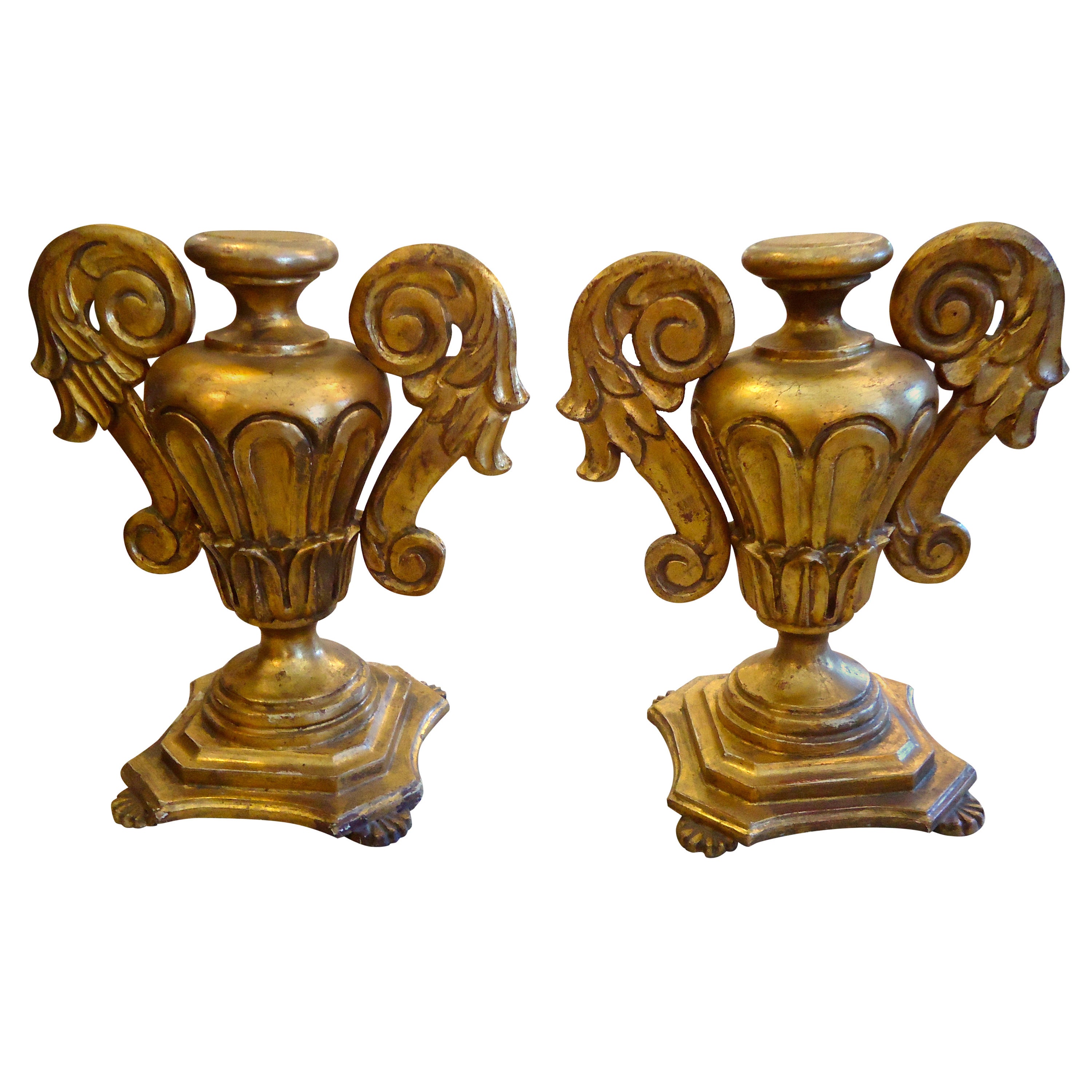Paar klobige, blattvergoldete, geschnitzte Holzurnen in Form einer Urne im Angebot