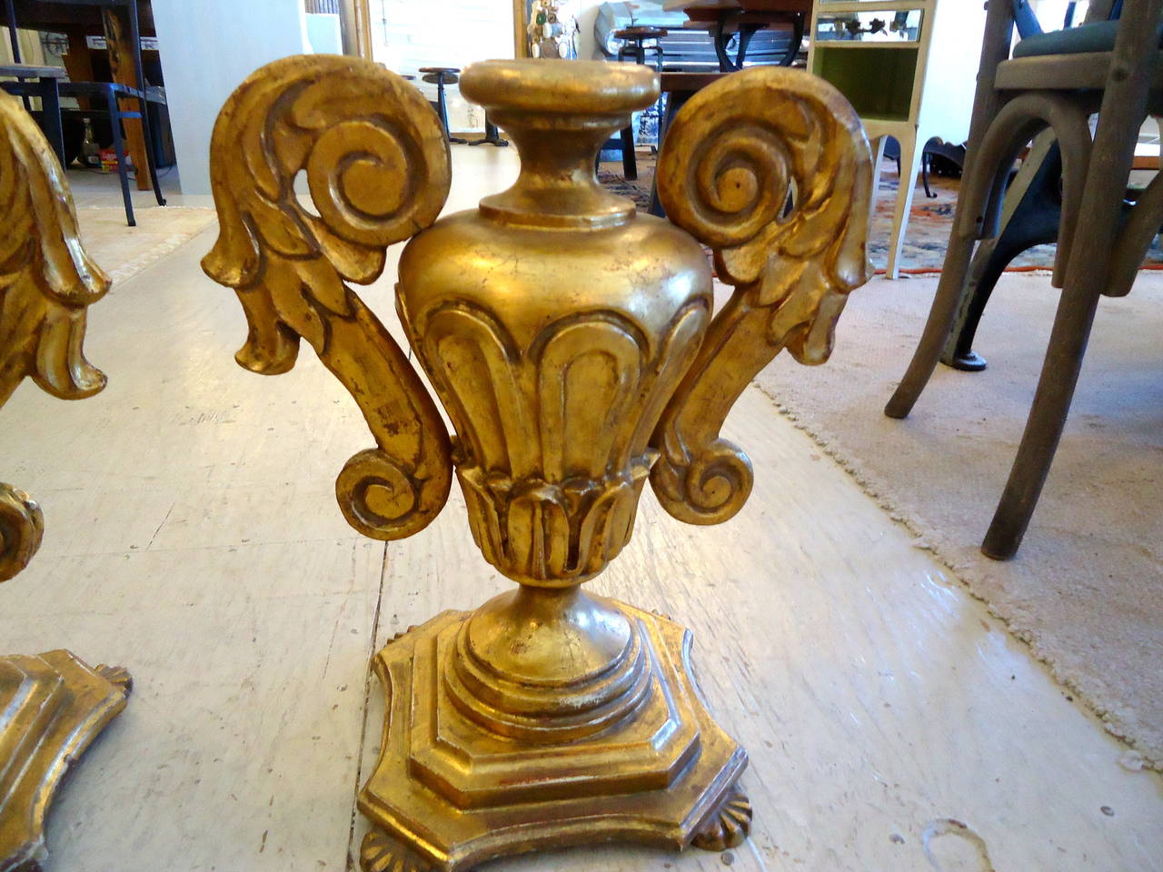 Paar klobige, blattvergoldete, geschnitzte Holzurnen in Form einer Urne (Neoklassisch) im Angebot