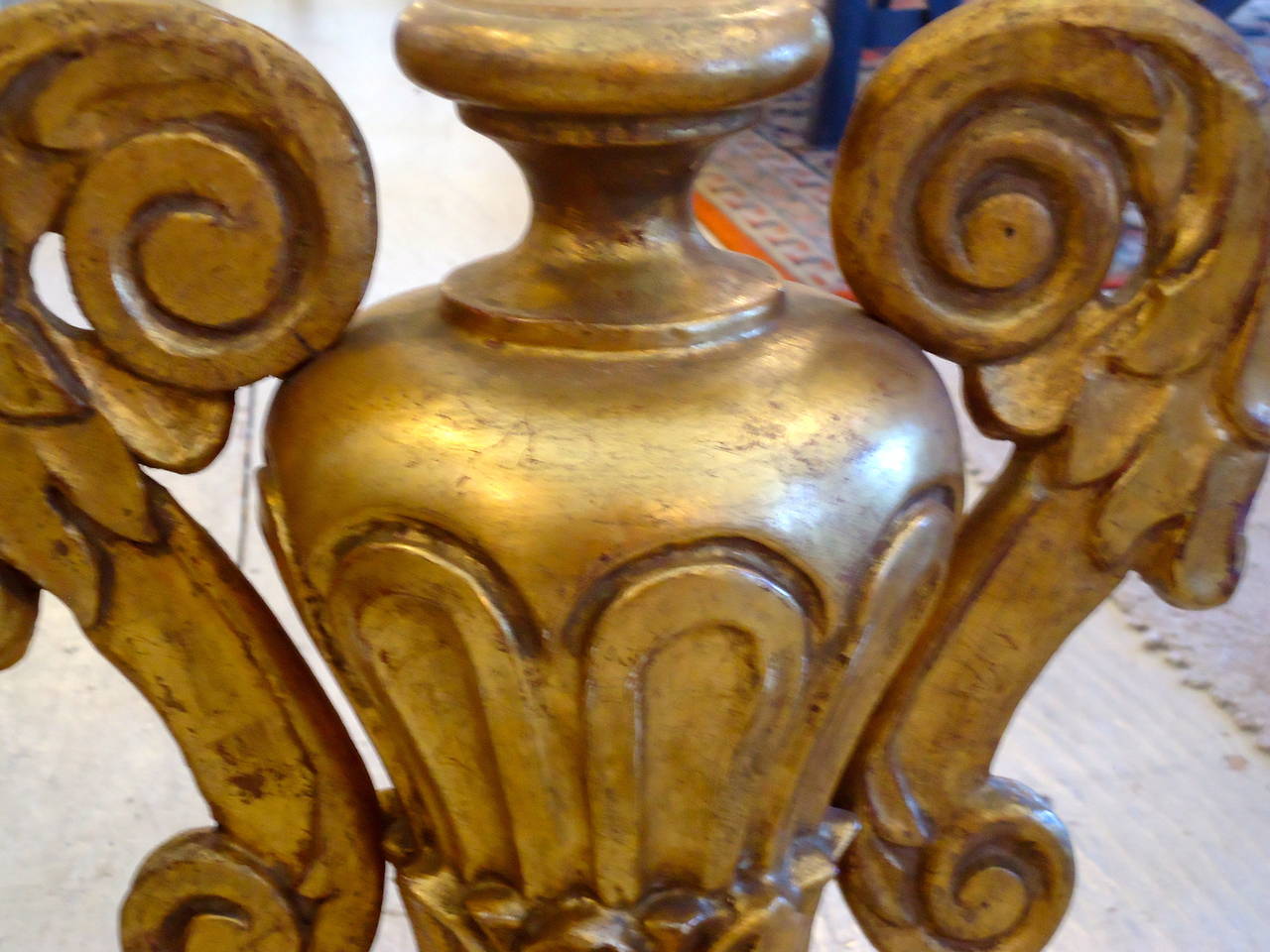 Paar klobige, blattvergoldete, geschnitzte Holzurnen in Form einer Urne (Italienisch) im Angebot