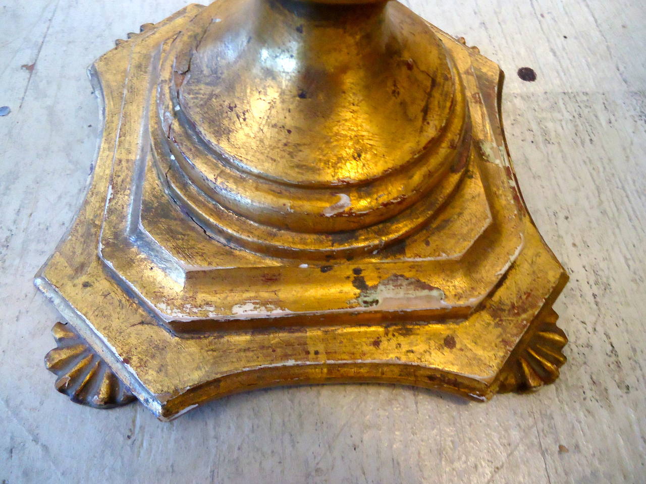 Paar klobige, blattvergoldete, geschnitzte Holzurnen in Form einer Urne (Mitte des 20. Jahrhunderts) im Angebot