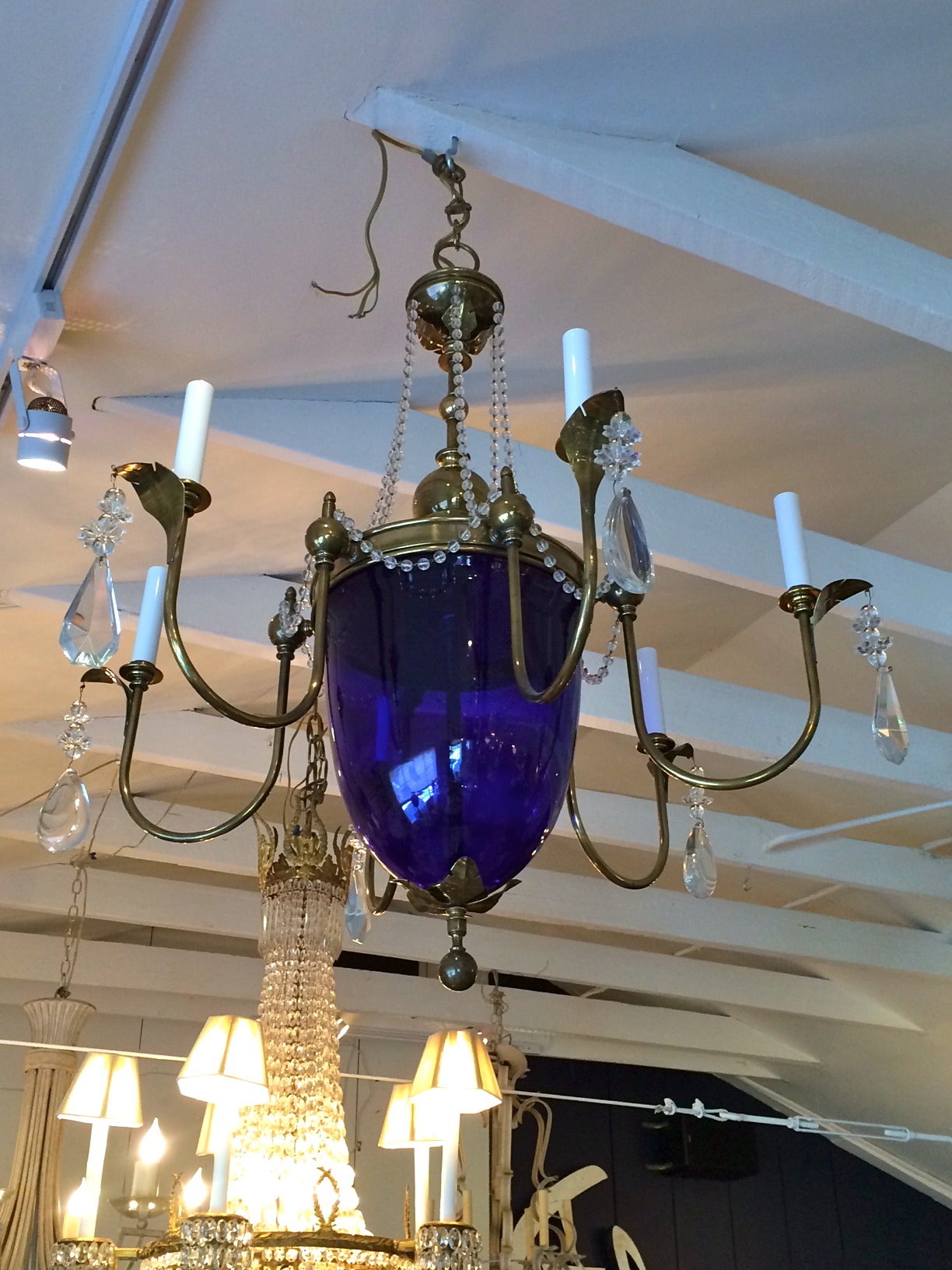 Vintage-Kronleuchter aus kobaltblauem Glas und Messing im Zustand „Hervorragend“ in Hopewell, NJ
