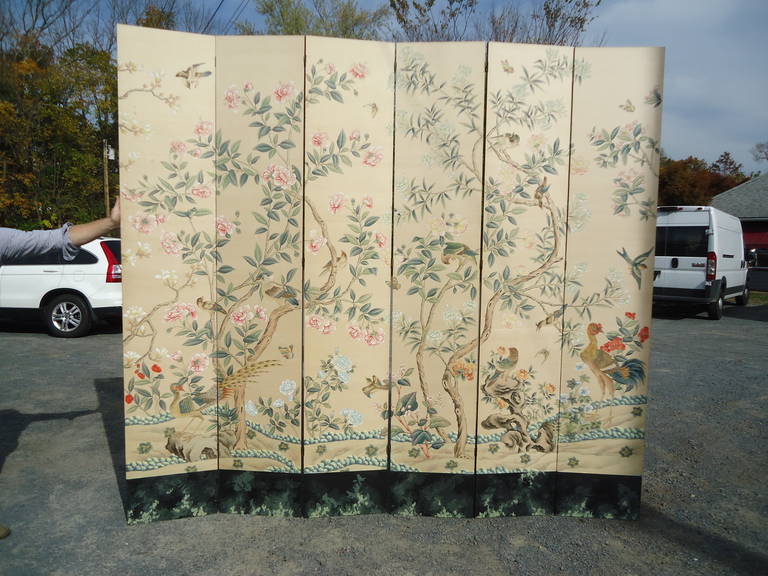 Vintage Gracie six-panel wallpaper screen with beautifully hand-painted Chinese floral and bird design.
Screen has a 