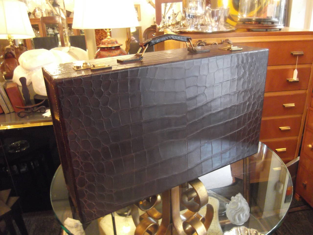 A fine Mark Cross of England genuine alligator suitcase.
Near perfect condition, the handle is sturdy, the interior is clean.
This case has a canvas protective covering.