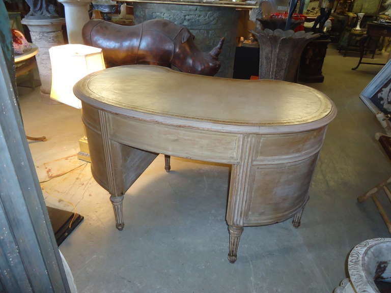 Romantic French Kidney Shaped Louis XVI Desk In Good Condition In Hopewell, NJ