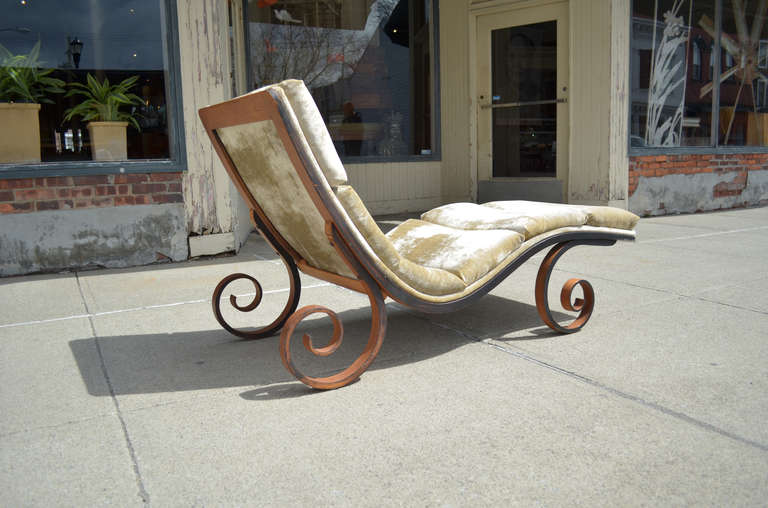 A stunning chaise longue designed by George Mulhauser for Plycraft. Upholstered in velvet fabric. Absolutely gorgeous!