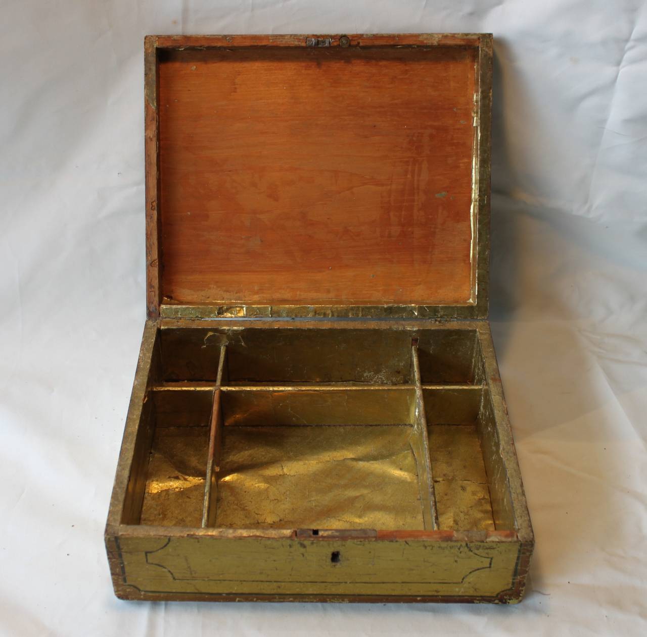 Mustard Yellow Painted Trinket Box, circa 1825, America For Sale 2