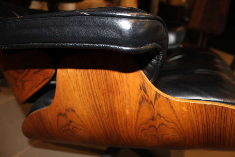 Iconic Eames Rosewood Lounge Chair and Ottoman In Excellent Condition In Hudson, NY