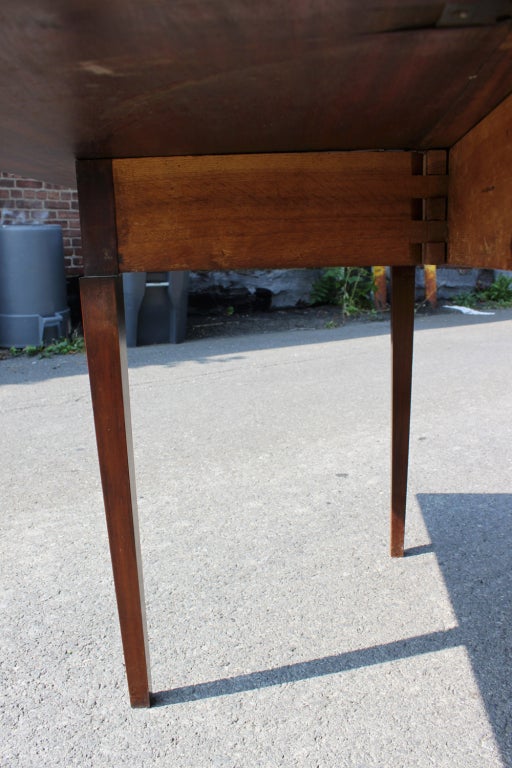 Antique Mahogany Drop-Leaf Table In Good Condition For Sale In Hudson, NY