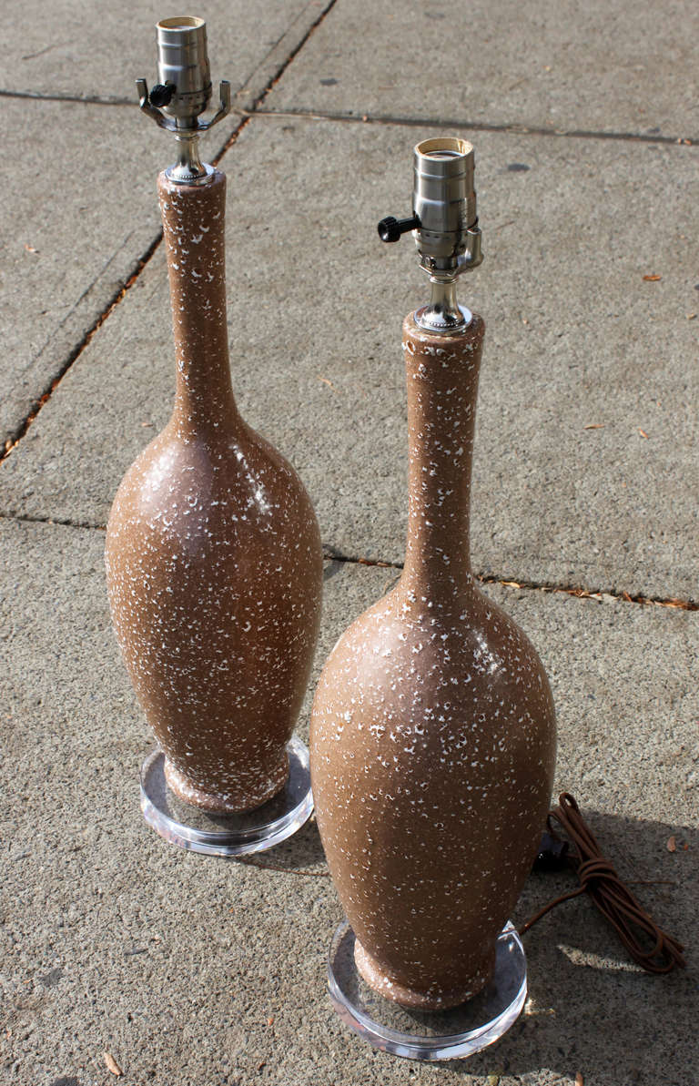 Pair of Mocha Pebble Glaze Table Lamps In Excellent Condition For Sale In Hudson, NY