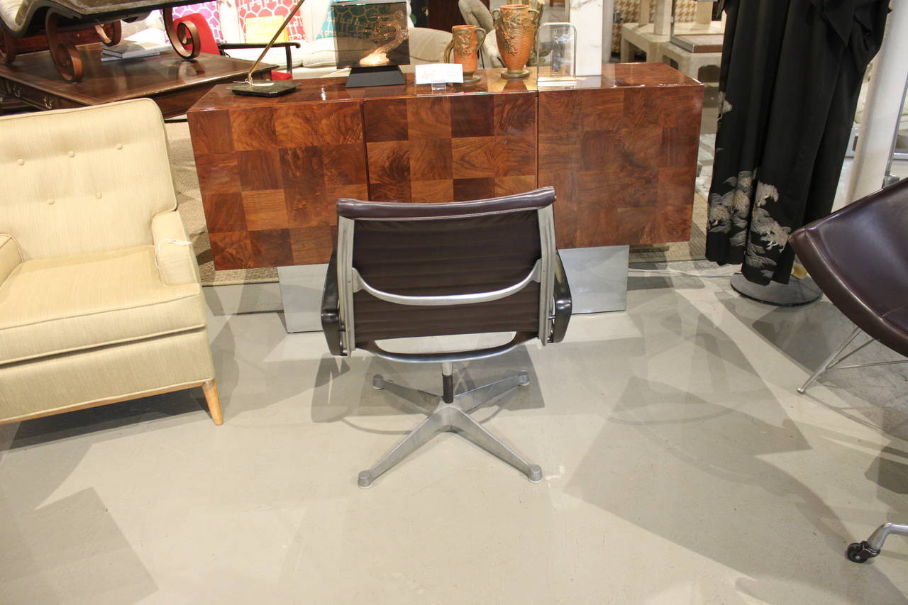 Eames Aluminium Group Armchair In Excellent Condition For Sale In Hudson, NY