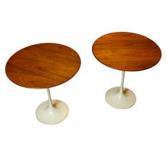 Pair E Saarinen tulip side tables in Walnut