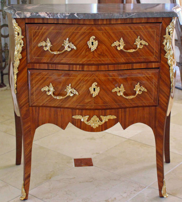 Small French Louis XV Commode In Excellent Condition In Charleston, SC