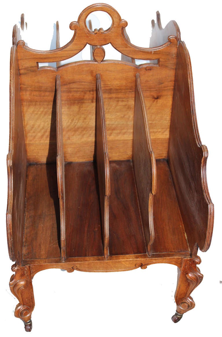 Excellent craftsmanship for this walnut piece of furniture that can hold magazines but also newspapers or sheet Music. The two front sides have exactly the same carving design both for the molding of their periphery or for their center which shows